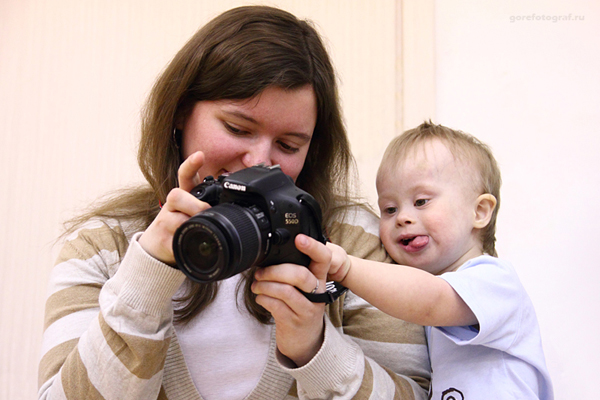 Ребенок, взрослый и фотоаппарат